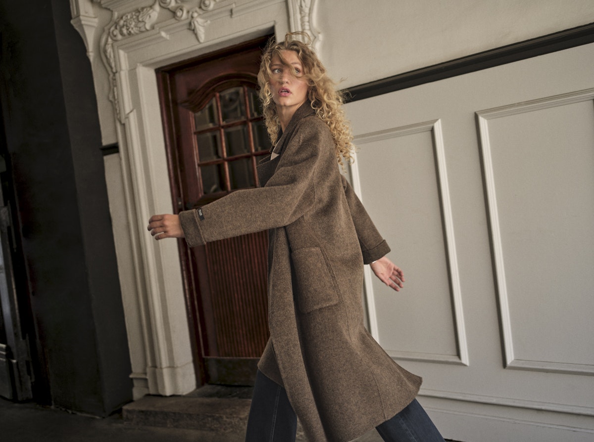 MOS-MOSH_fall_winter_2025_medium_173940 742 MMLucca Barkley Wool Coat Slate Black - 174320 101 MMHassie Pleat Shirt White - 167930 447 MMDara Hera Jeans Dark Blu_v2