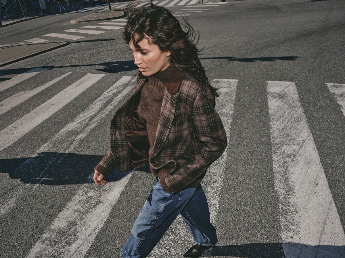 MOS-MOSH_fall_winter_2025_medium_175400 844 MMErim Thora Highneck Knit Bracken - 174480 403 MMRosy Galleon Jeans Vintage Blue - 176140 844 MMElivia Chez Blazer B_v8